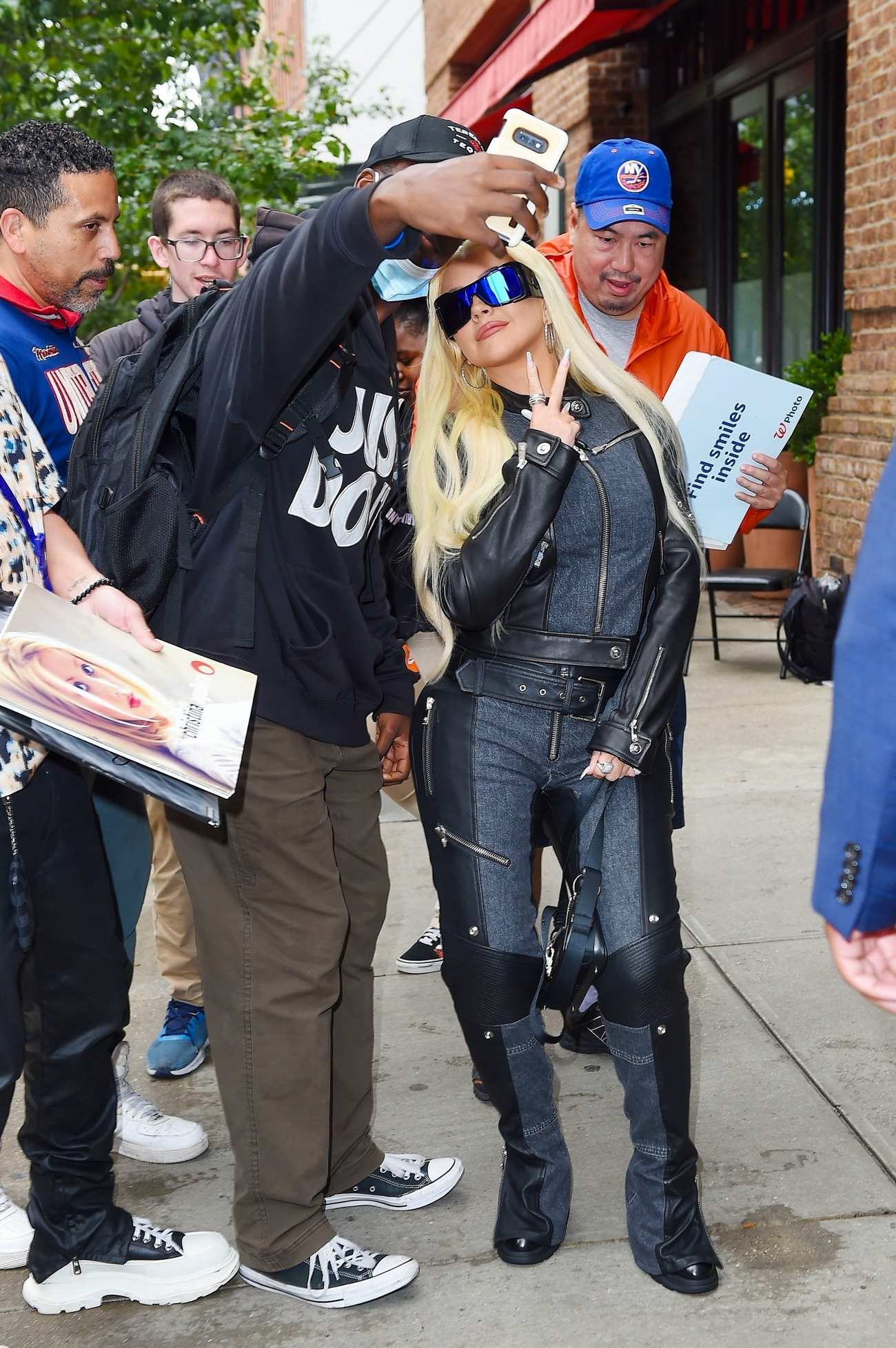 Christina_Aguilera_-_Seen_leaving_her_hotel_in_New_York_-_June_232C_2023_04.jpg