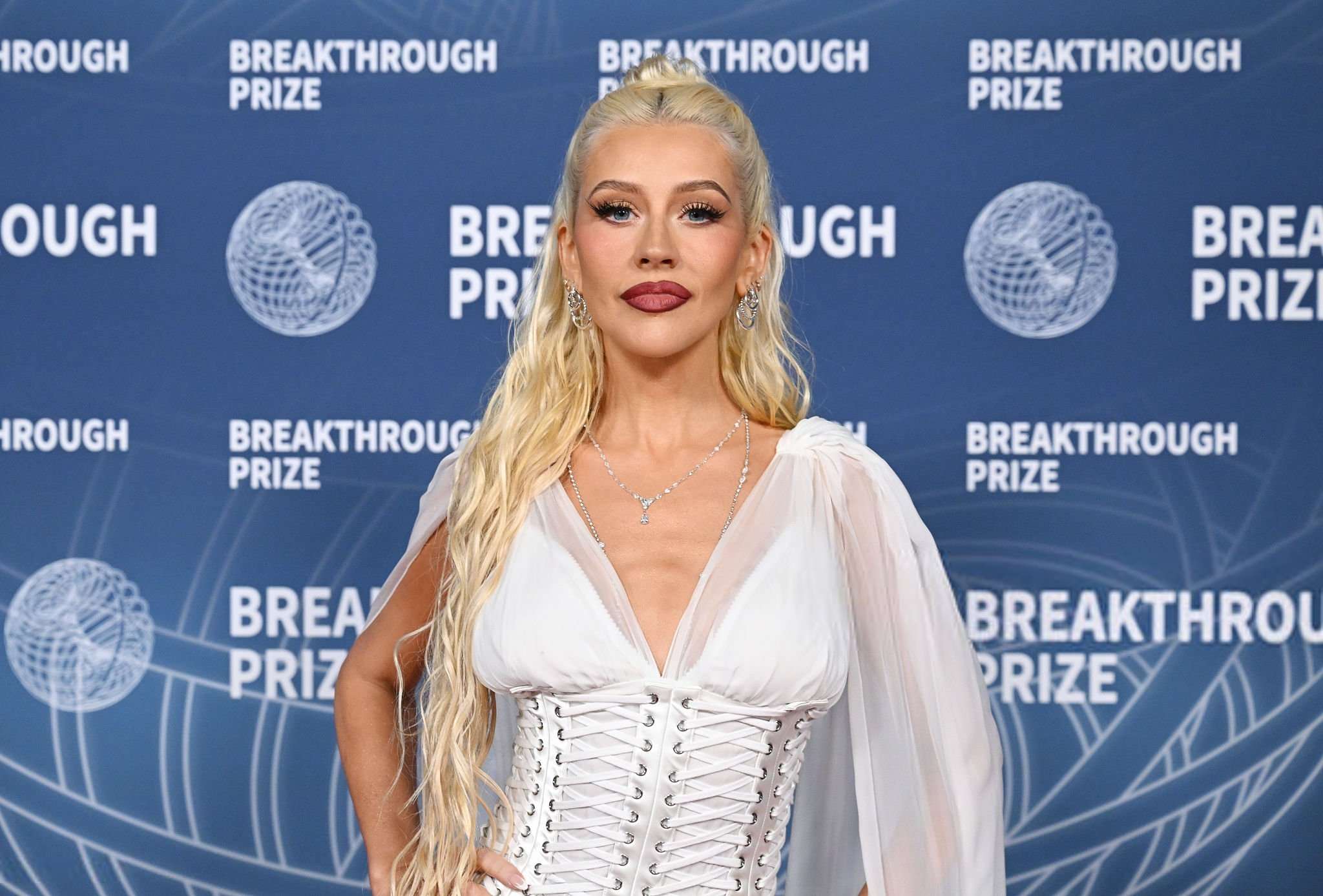 Christina_Aguilera_-_attends_the_11th_Breakthrough_Prize_Ceremony2C_Santa_Monica_CA_-_April_52C_2025_17.jpg