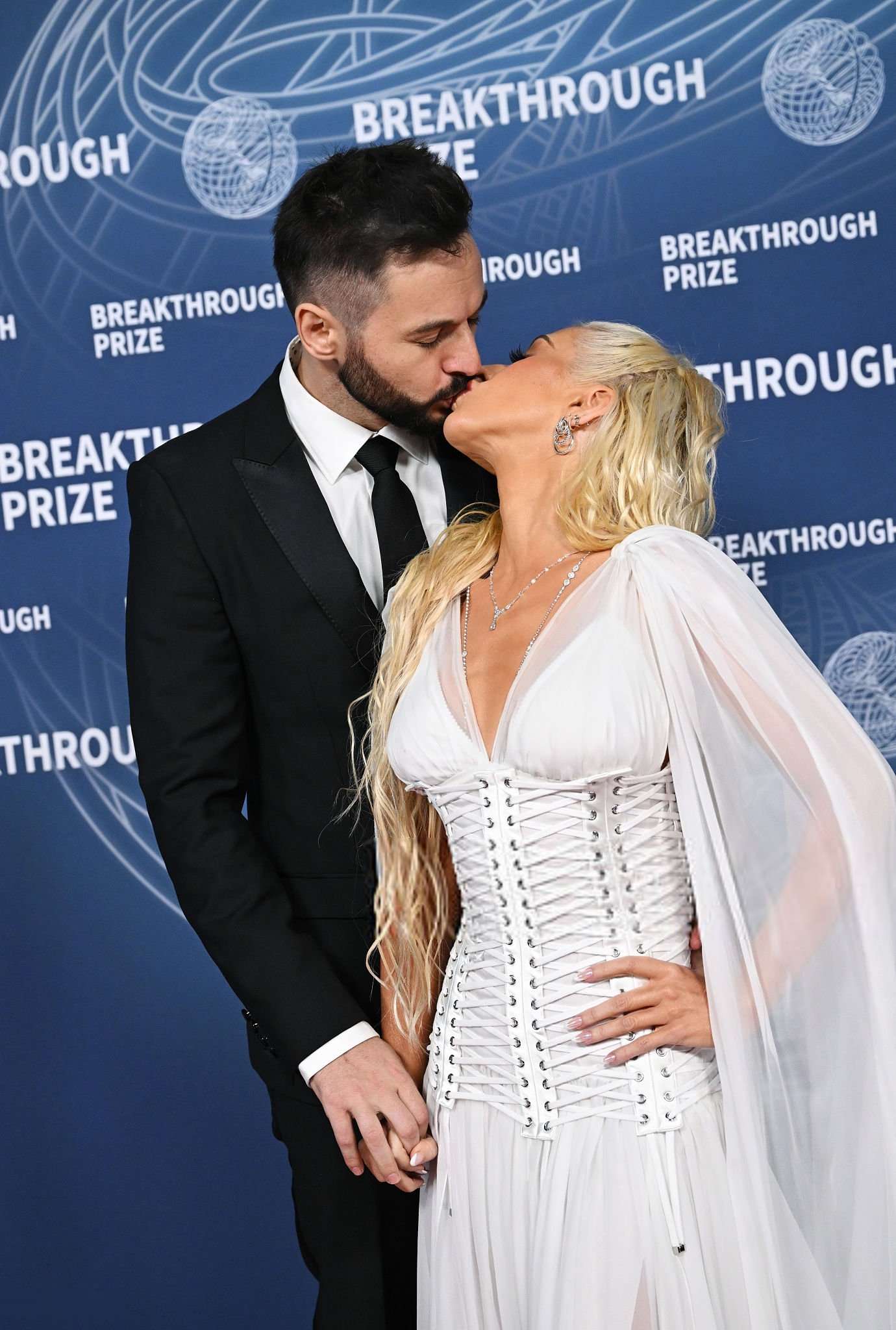 Christina_Aguilera_-_attends_the_11th_Breakthrough_Prize_Ceremony2C_Santa_Monica_CA_-_April_52C_2025_50.jpg