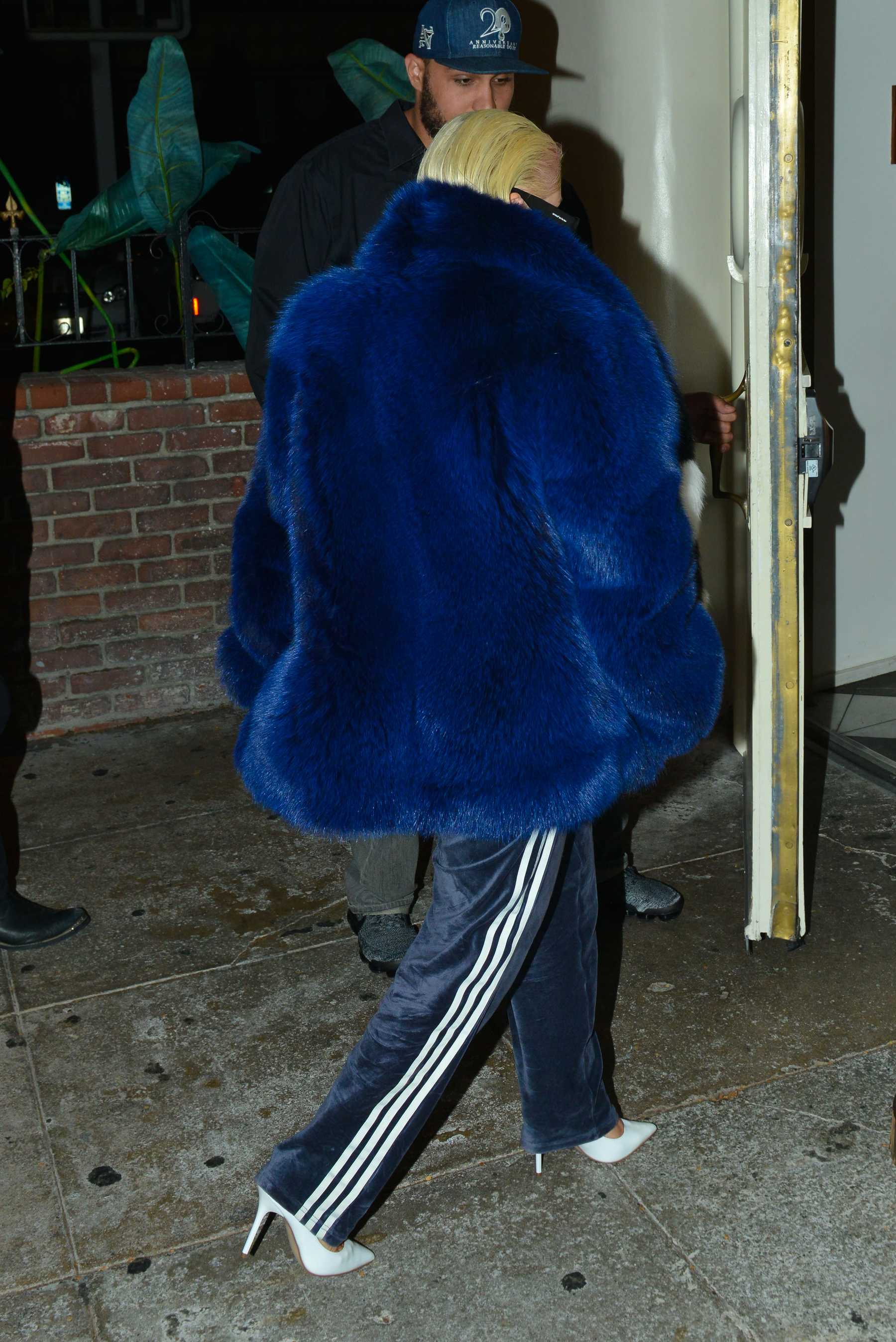 Christina_Aguilera_-_out_for_dinner_at_Delilah_restaurant_in_Hollywood_on_November_3-22.jpg