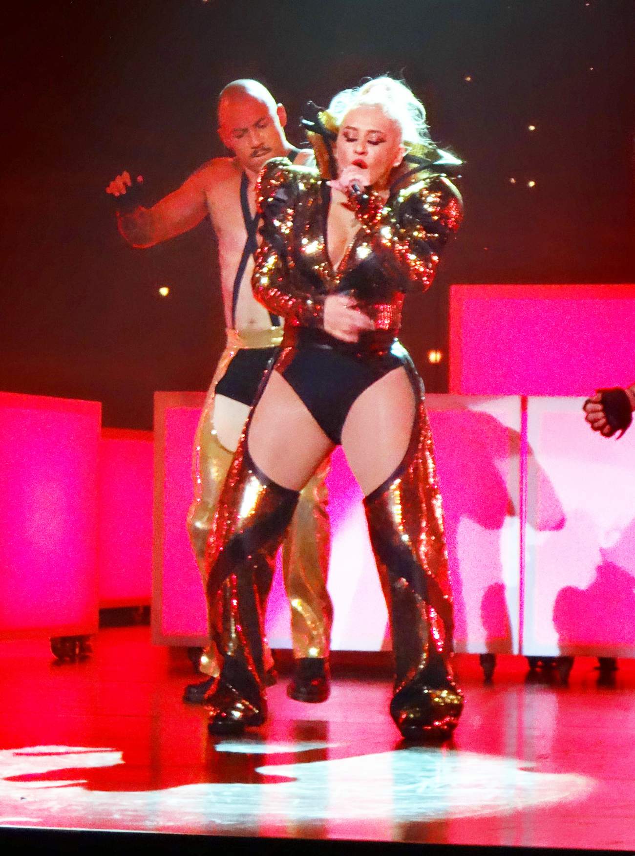 Christina_Aguilera_-_performing_for_a_New_Year_s_Eve_Performance_at_Zappos_Theatre_in_Las_Vegas2C_NV__12312019-08.jpg