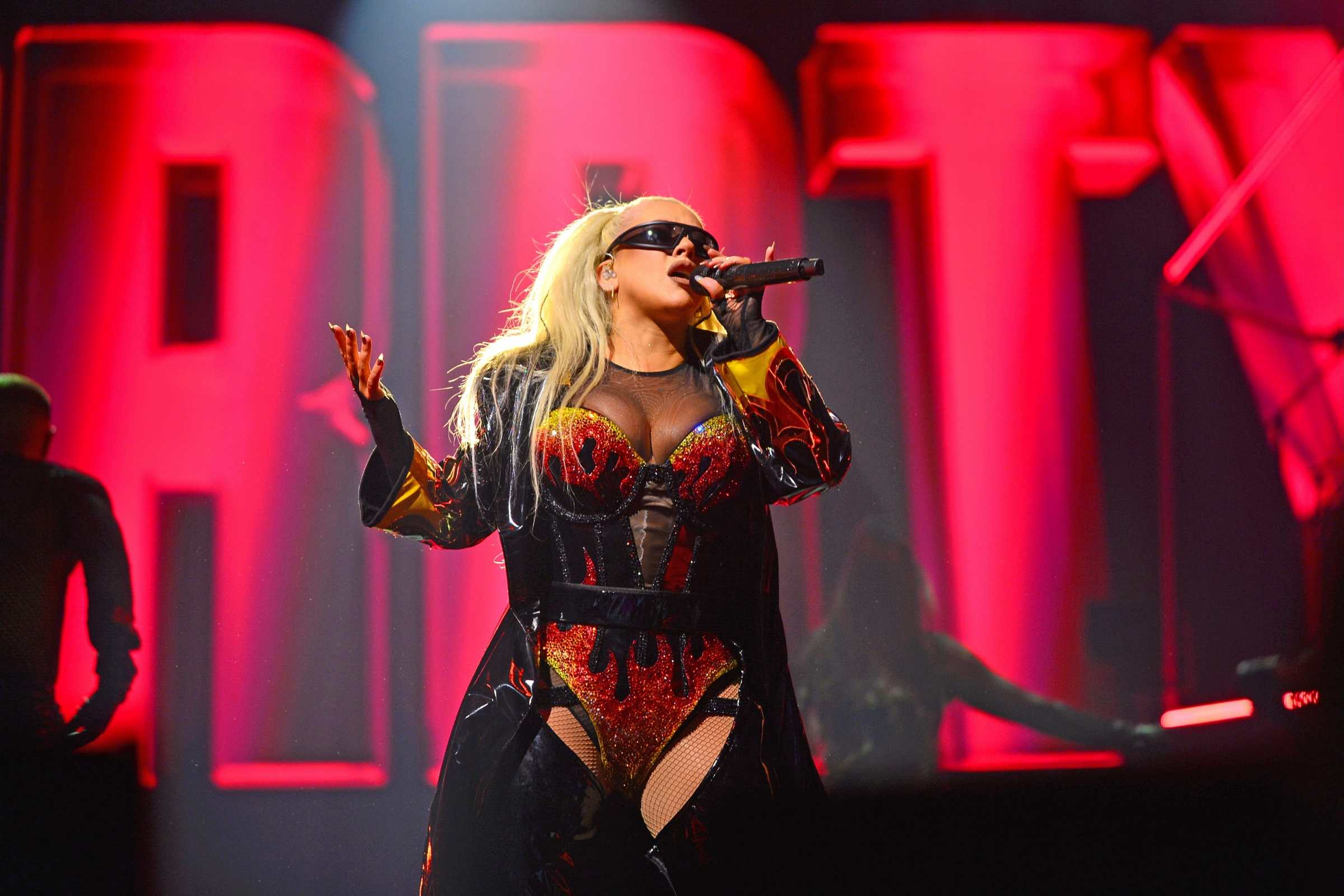 Christina_Aguilera_Performs_At_The_O2_Arena_287829.jpg