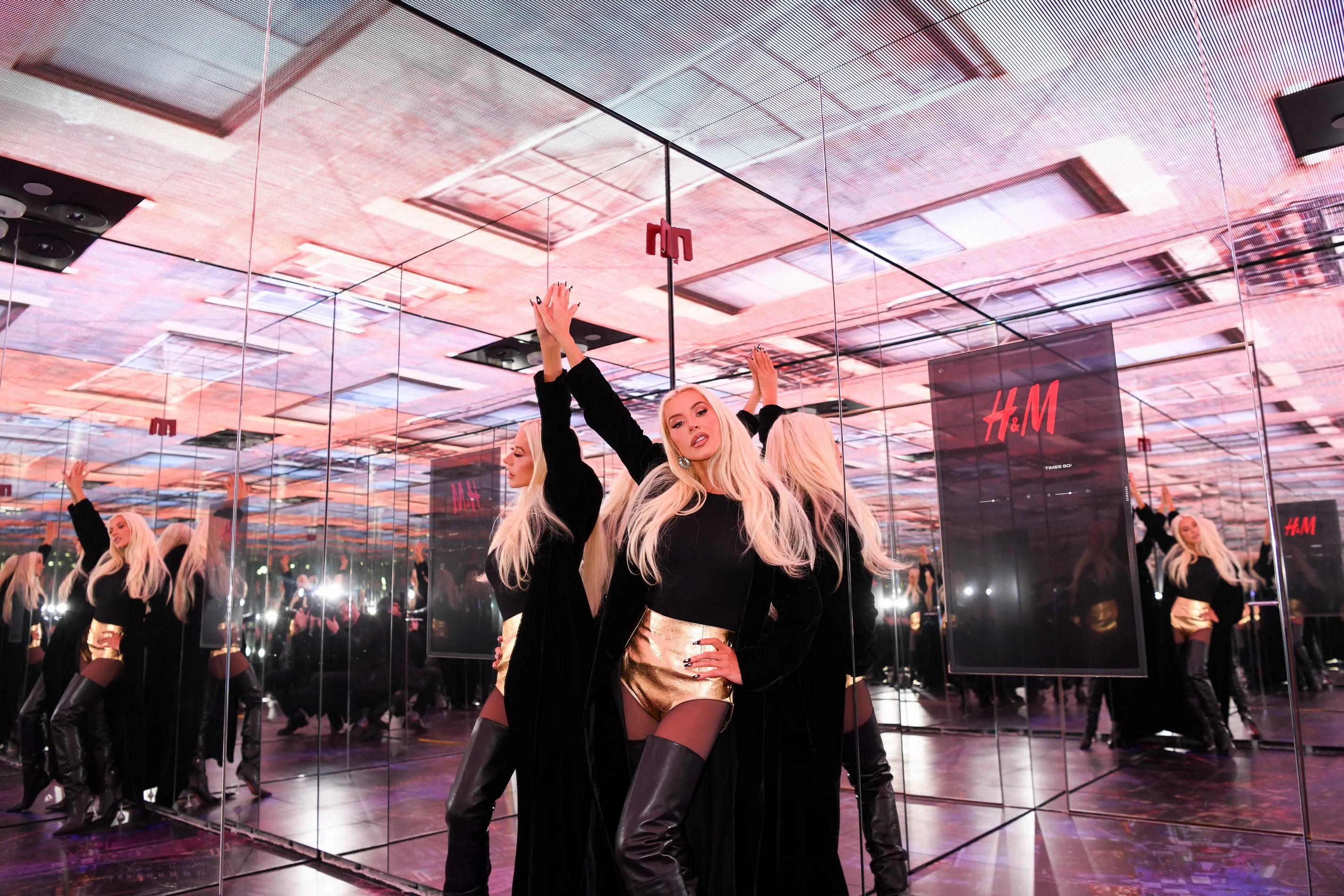 H_M_Celebrates_Times_Square_Flagship_Reopening_With_Special_Appearance_by_Christina_Aguilera_05.jpg
