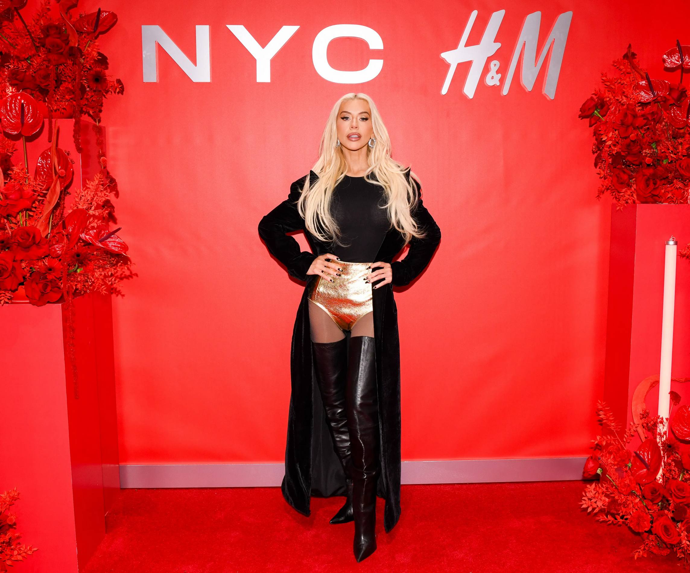 H_M_Celebrates_Times_Square_Flagship_Reopening_With_Special_Appearance_by_Christina_Aguilera_07.jpg