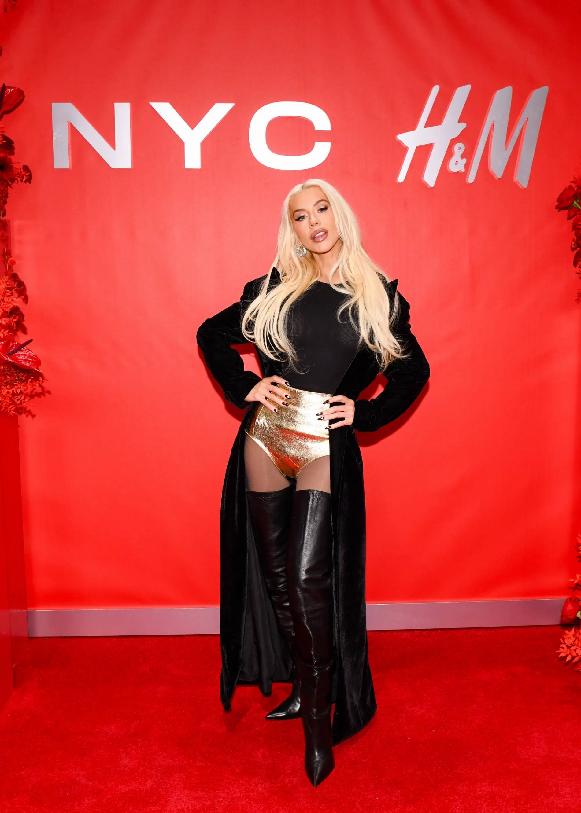 H_M_Celebrates_Times_Square_Flagship_Reopening_With_Special_Appearance_by_Christina_Aguilera_11.jpg