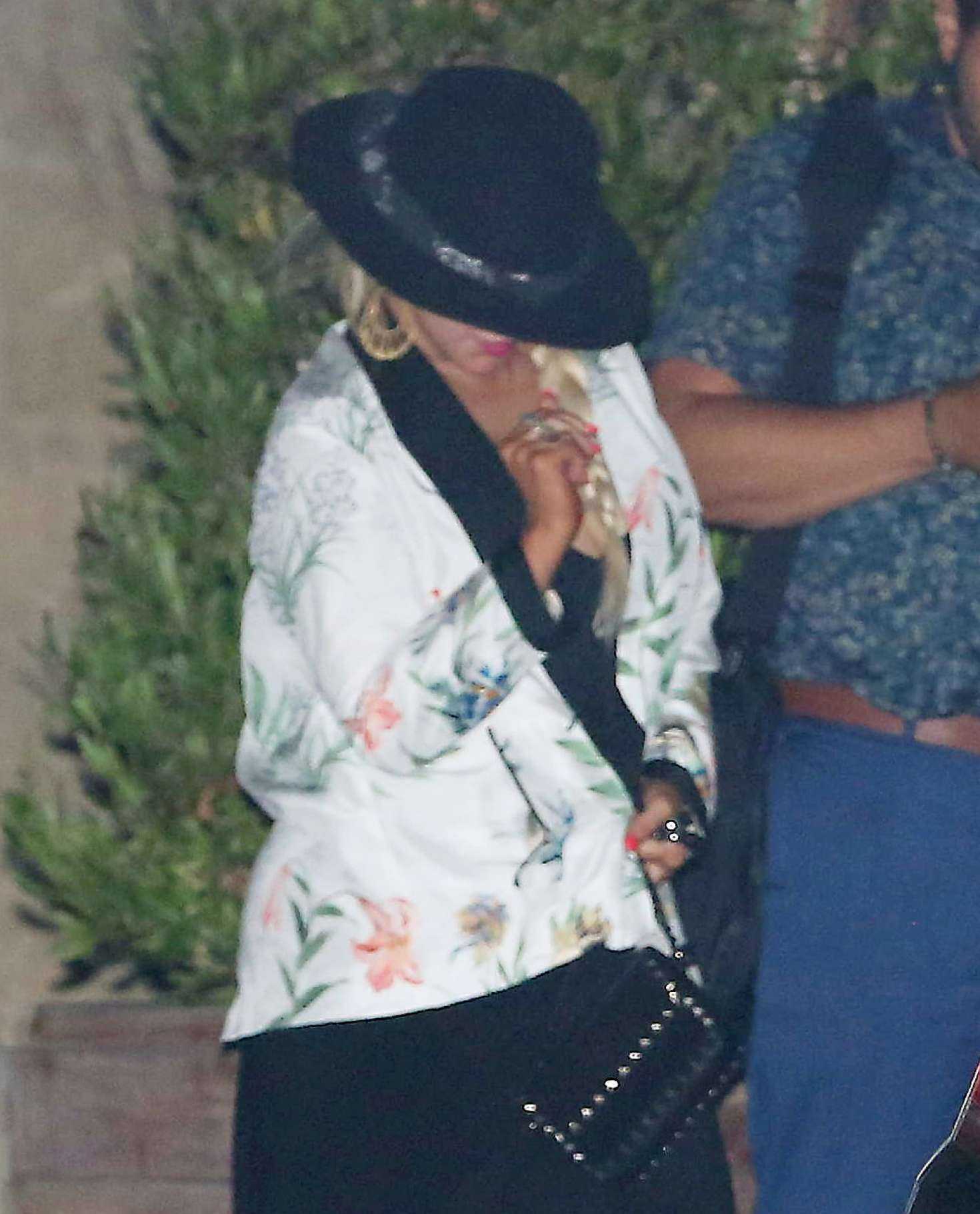 Leaving_Soho_House_in_Malibu_on_August_1-03.jpg