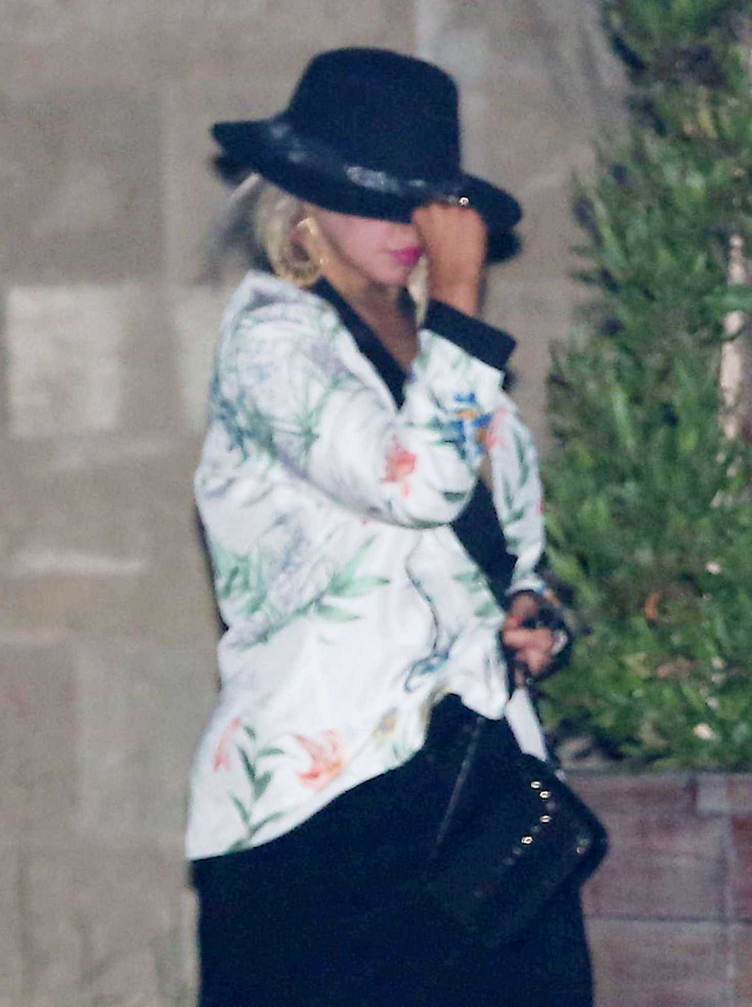 Leaving_Soho_House_in_Malibu_on_August_1-04.jpg