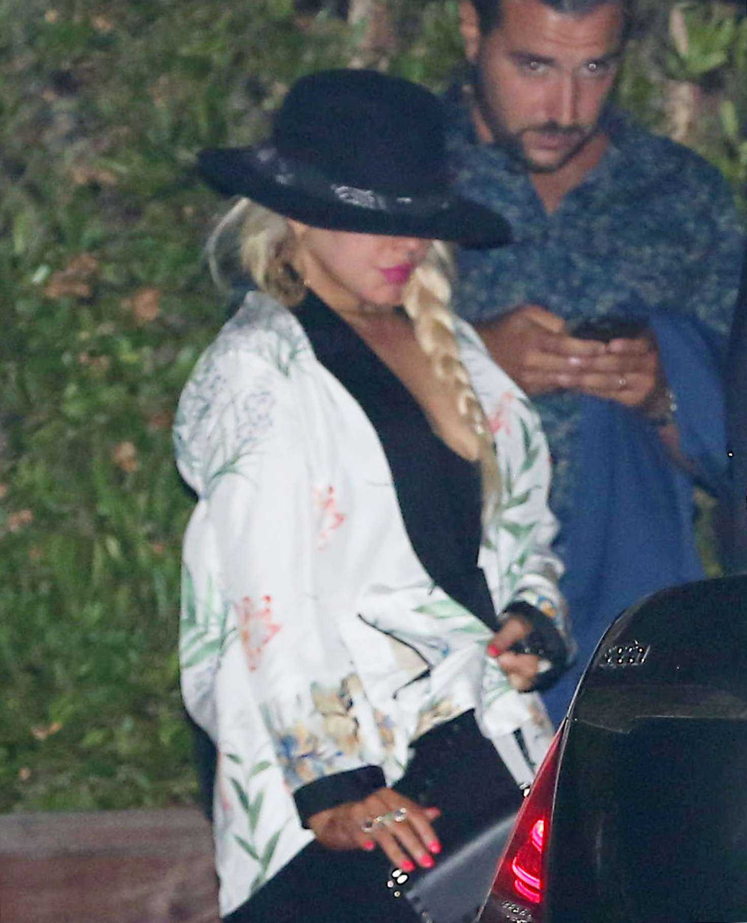 Leaving_Soho_House_in_Malibu_on_August_1-06.jpg