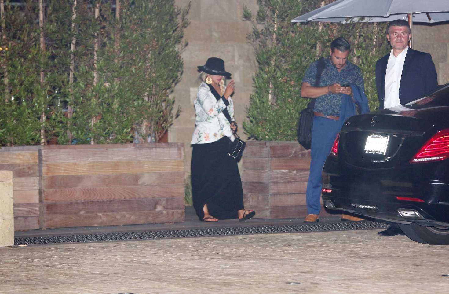 Leaving_Soho_House_in_Malibu_on_August_1-07.jpg