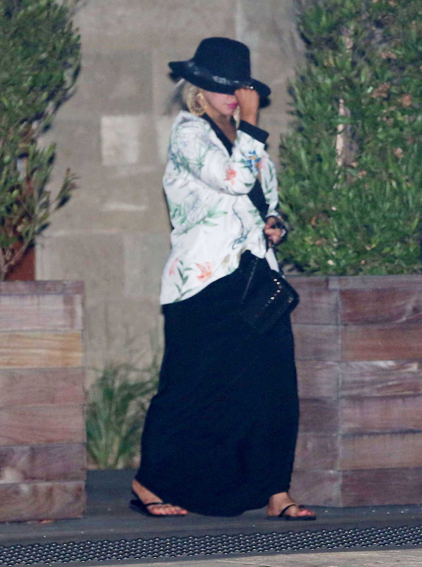 Leaving_Soho_House_in_Malibu_on_August_1-09.jpg