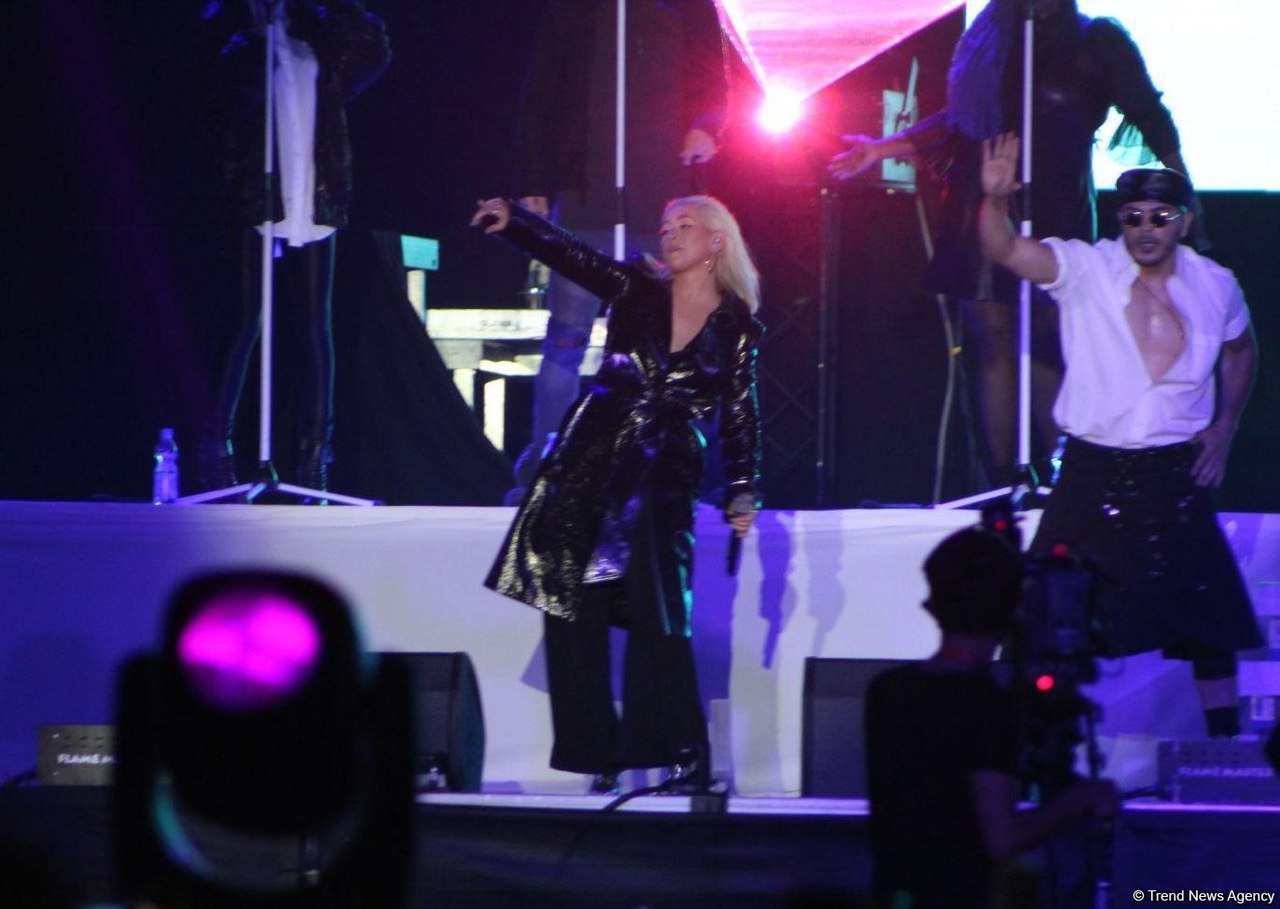 Performing_at_Azerbaijan_F1_Grand_Prix_-_April_29-09.jpg