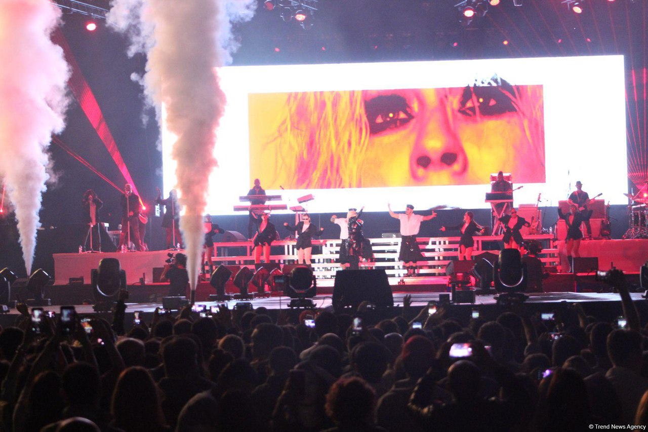 Performing_at_Azerbaijan_F1_Grand_Prix_-_April_29-29.jpg