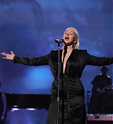 Christina_Aguilera_-_2017_American_Music_Awards_5BPerformance5D_-_November_19-30.jpg