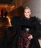 Christina_Aguilera_-_2019_amfAR_Gala_Los_Angeles_-_October_102C_2019_backstage-09.jpg