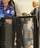 Christina_Aguilera_-_At_LAX_Airport_in_Los_Angeles_on_September_3-07.jpg