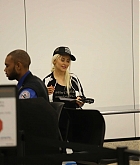 Christina_Aguilera_-_At_LAX_Airport_in_Los_Angeles_on_September_3-20.jpg