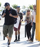 Christina_Aguilera_-_At_Paphos_Airport_in_Cyprus_on_September_7-01.jpg