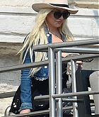 Christina_Aguilera_-_In_Venice_on_September_10-02.jpg
