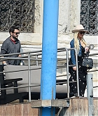 Christina_Aguilera_-_In_Venice_on_September_10-03.jpg