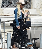 Christina_Aguilera_-_In_Venice_on_September_10-04.jpg