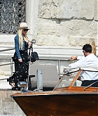 Christina_Aguilera_-_In_Venice_on_September_10-05.jpg