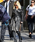 Christina_Aguilera_-_Outside__Jimmy_Kimmel_Live__in_LA_September_122C_2018-03.jpg