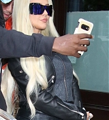 Christina_Aguilera_-_Seen_leaving_her_hotel_in_New_York_-_June_232C_2023_21.jpg