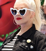 Christina_Aguilera_-__Emoji__Premiere_in_Los_Angeles_on_July_23-104.jpg