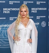 Christina_Aguilera_-_attends_the_11th_Breakthrough_Prize_Ceremony2C_Santa_Monica_CA_-_April_52C_2025_18.jpg