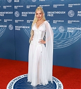 Christina_Aguilera_-_attends_the_11th_Breakthrough_Prize_Ceremony2C_Santa_Monica_CA_-_April_52C_2025_19.jpg