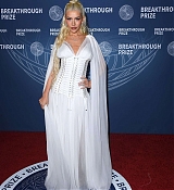 Christina_Aguilera_-_attends_the_11th_Breakthrough_Prize_Ceremony2C_Santa_Monica_CA_-_April_52C_2025_35.jpg