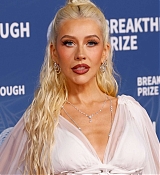 Christina_Aguilera_-_attends_the_11th_Breakthrough_Prize_Ceremony2C_Santa_Monica_CA_-_April_52C_2025_42.jpg