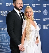 Christina_Aguilera_-_attends_the_11th_Breakthrough_Prize_Ceremony2C_Santa_Monica_CA_-_April_52C_2025_51.jpg