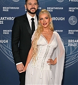 Christina_Aguilera_-_attends_the_11th_Breakthrough_Prize_Ceremony2C_Santa_Monica_CA_-_April_52C_2025_54.jpg