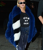 Christina_Aguilera_-_out_for_dinner_at_Delilah_restaurant_in_Hollywood_on_November_3-18.jpg