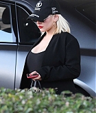 Christina_Aguilera_-_shopping_in_Beverly_Hills_120818-13.jpg