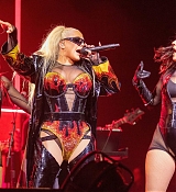 Christina_Aguilera_Performs_At_The_O2_Arena_28929.jpg