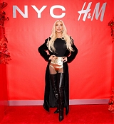 H_M_Celebrates_Times_Square_Flagship_Reopening_With_Special_Appearance_by_Christina_Aguilera_07.jpg