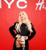H_M_Celebrates_Times_Square_Flagship_Reopening_With_Special_Appearance_by_Christina_Aguilera_12.jpg