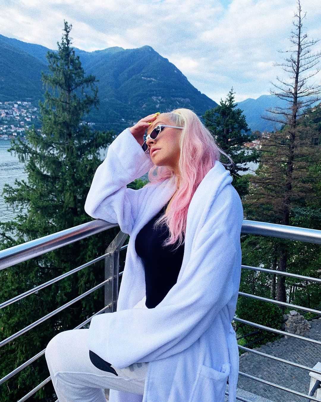 xtina-02~0.jpg