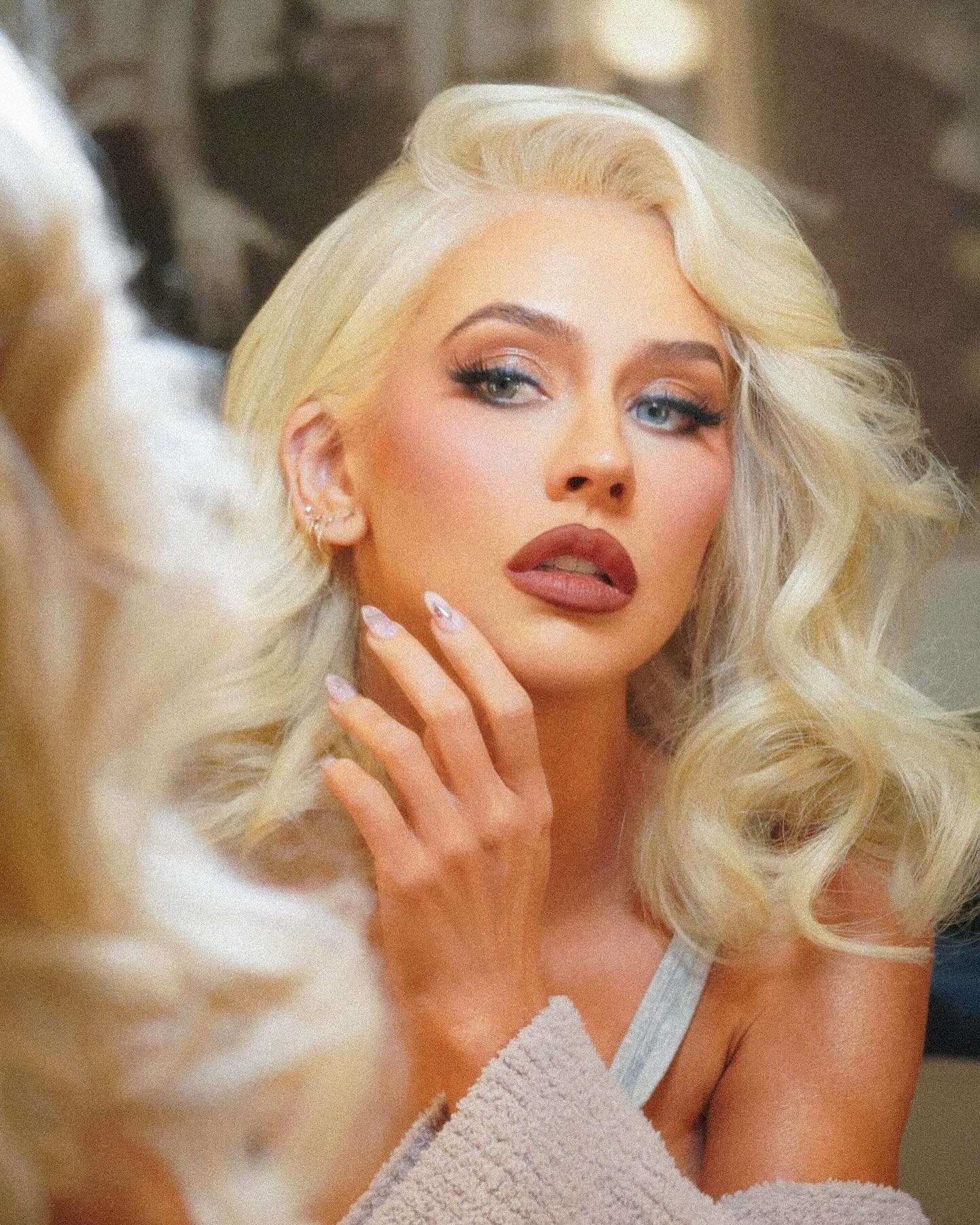xtina_28129~6.jpg